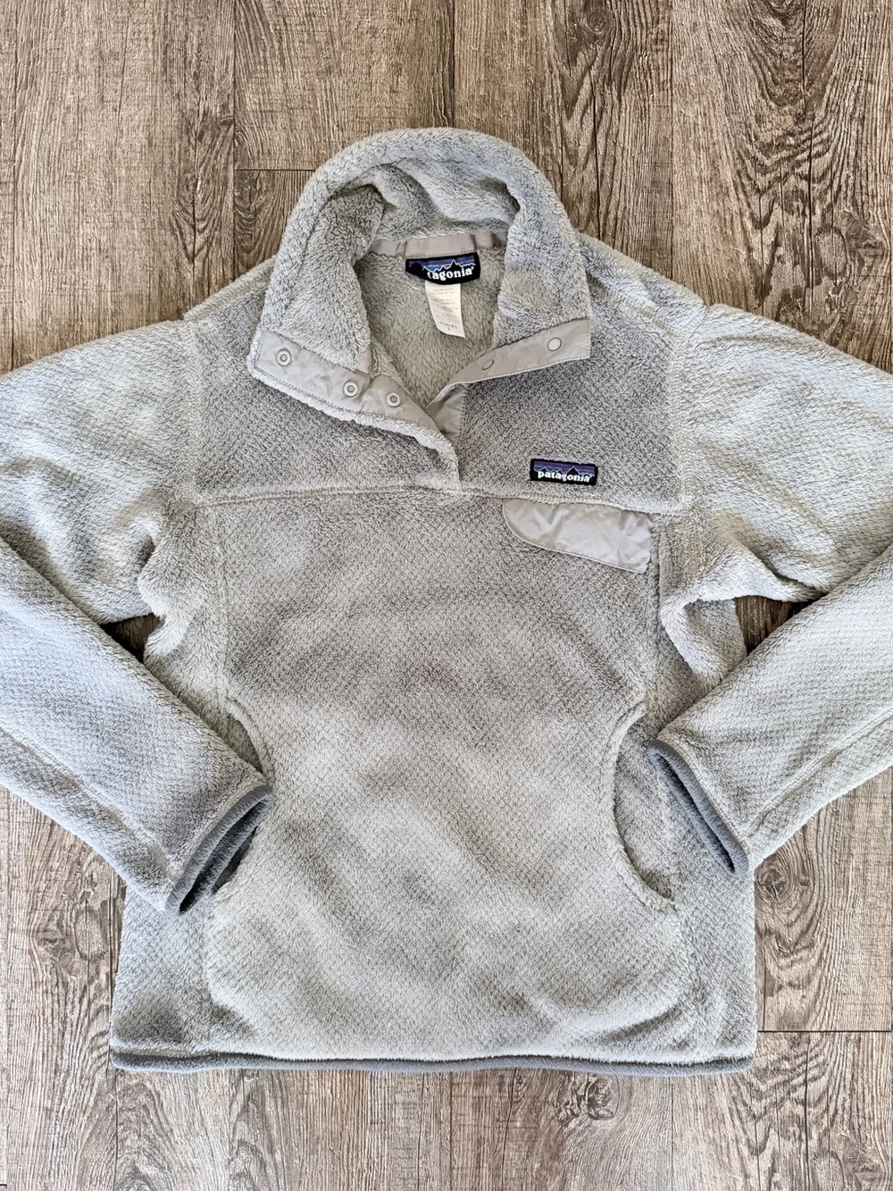 Patagonia women’s Light Gray Fleece Pullover Sweater